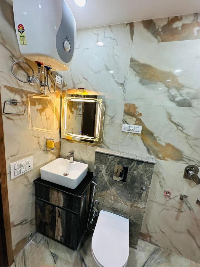 Hotel Samrat Residency 10 Mints Walking Distance Nizamuddin Railway Station New Delhi Exterior photo