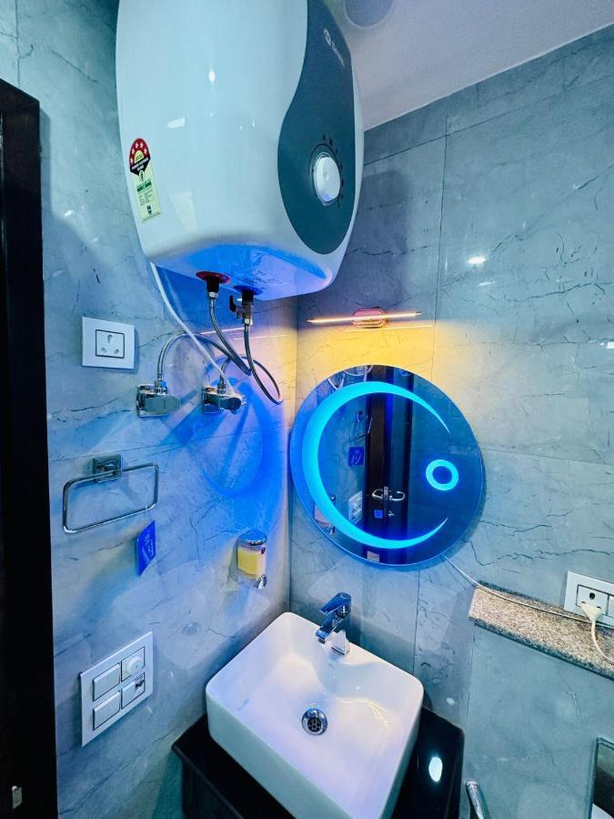 Hotel Samrat Residency 10 Mints Walking Distance Nizamuddin Railway Station New Delhi Exterior photo