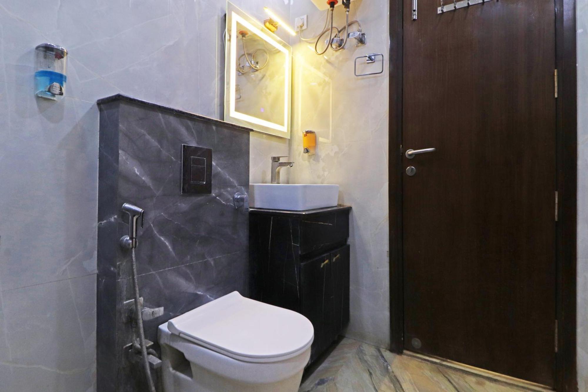Hotel Samrat Residency 10 Mints Walking Distance Nizamuddin Railway Station New Delhi Exterior photo