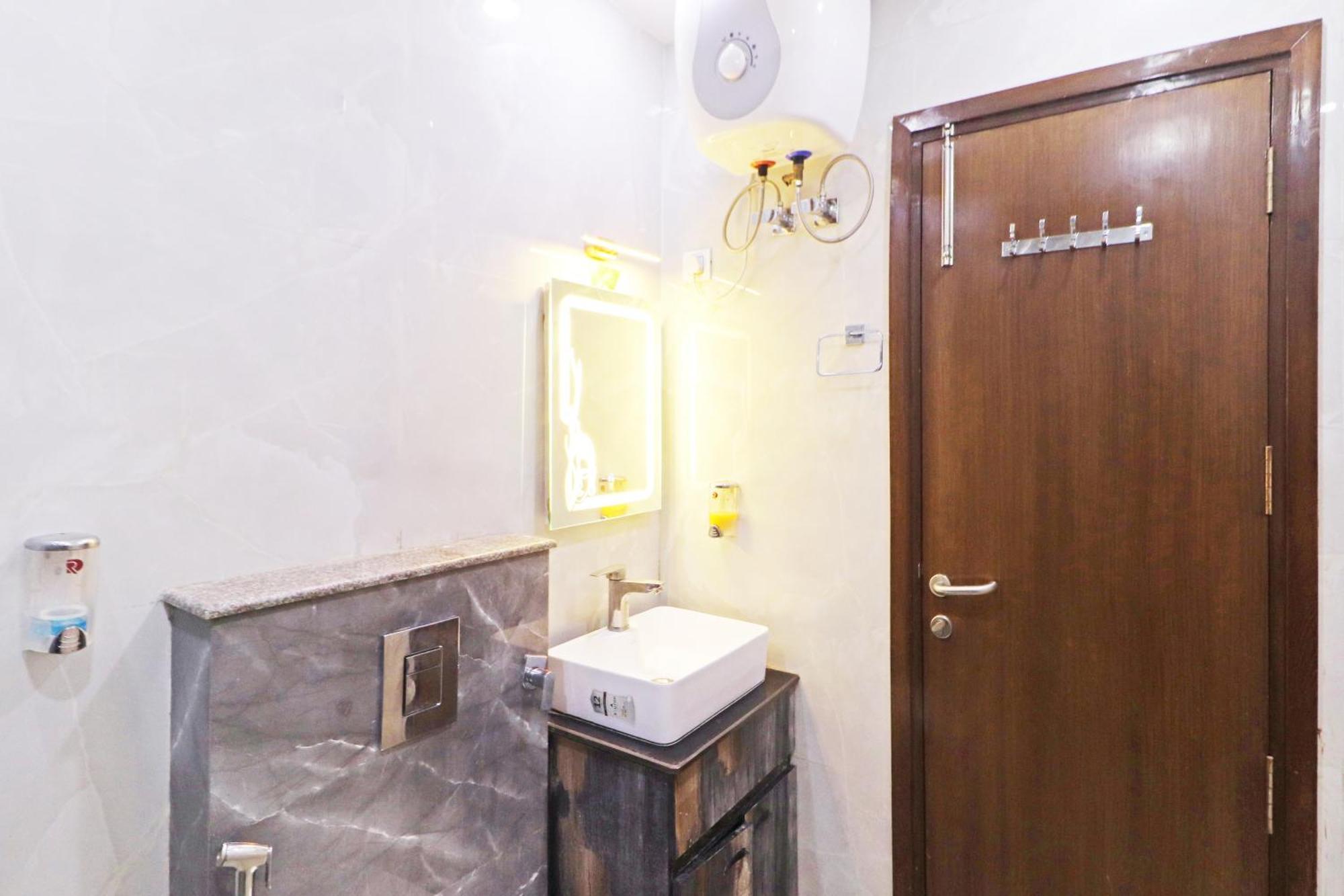 Hotel Samrat Residency 10 Mints Walking Distance Nizamuddin Railway Station New Delhi Exterior photo