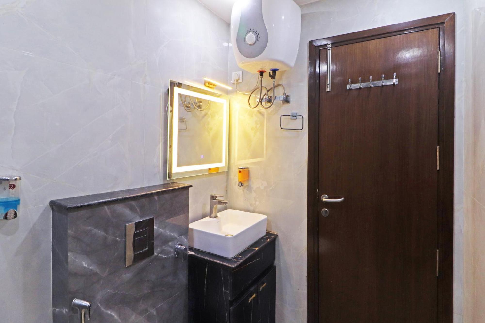 Hotel Samrat Residency 10 Mints Walking Distance Nizamuddin Railway Station New Delhi Exterior photo